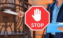 segnale stop lettera postino