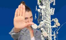 donna con il palmo aperto in segnale di stop con antenne tv sullo sfondo