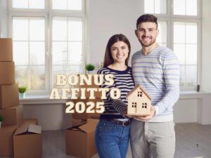 coppia sorridente con modellino di casa, scritta bonus affitto 2025