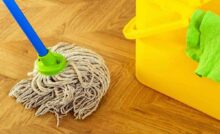 Mocio che lava parquet e secchio giallo