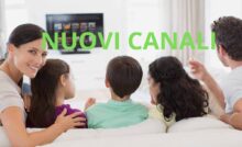 famiglia che guarda la tv in soggiorno con una donna che sorride verso di noi e la scritta nuovi canali in verde