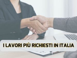 stretta di mano tra due persone